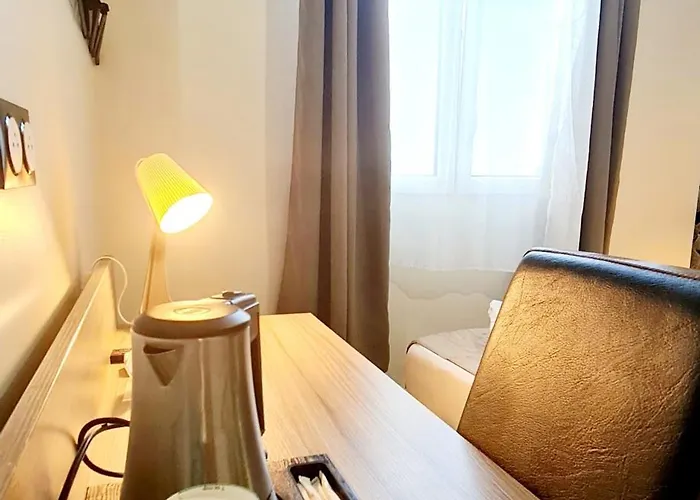 Evelia Hotel *
